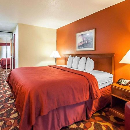 Quality Inn & Suites Kansas City I-435N Near Sports Complex Exteriér fotografie